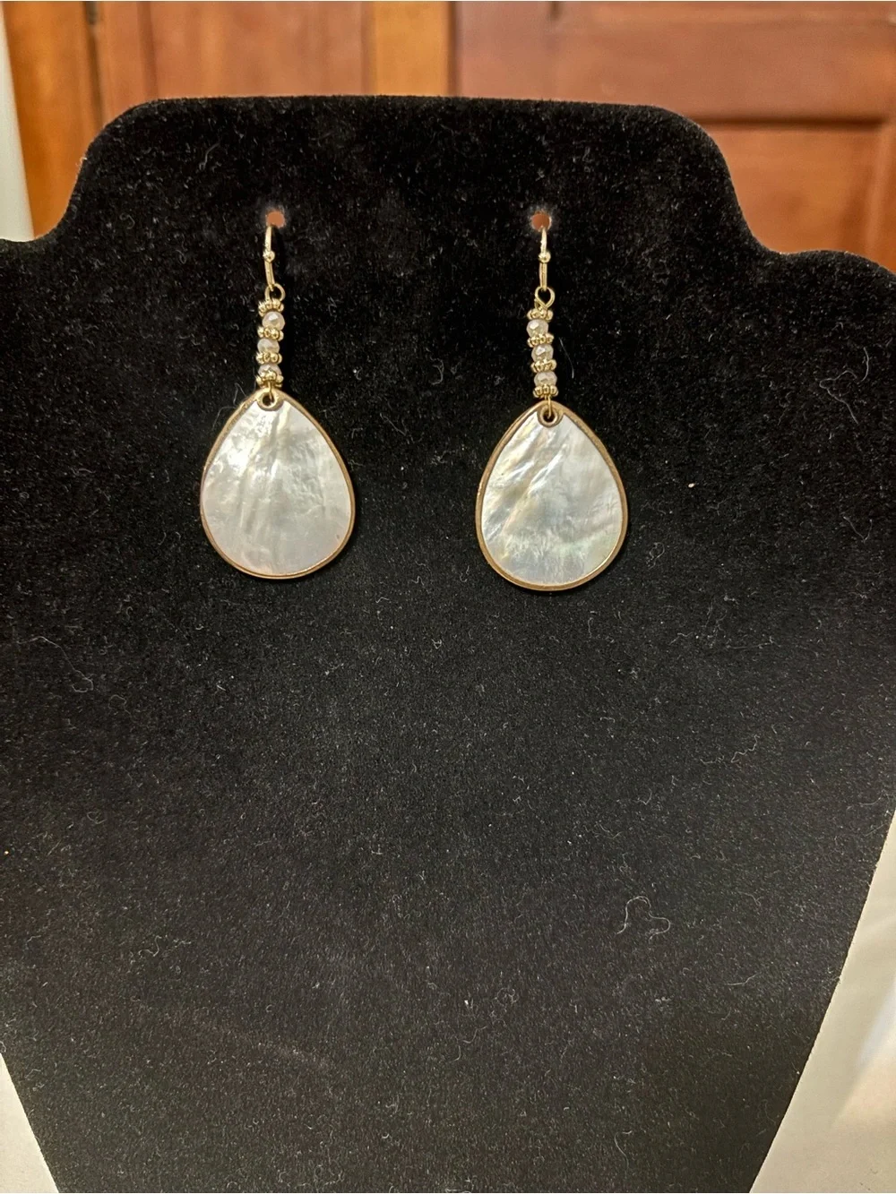 Elegant Gold-Tone Mother of Pearl Teardrop Dangle Earrings Excellent Condition